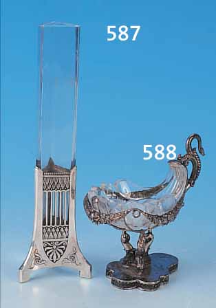 SALZGEFäß, FRANKREICH, UM 1835-40, SILBER, MIT GIRLANDENDEKOR, GETRAGEN VON DREI DELFINEN, GESCHLIFFENER GLASEINSATZ, H. CA. 11 ...