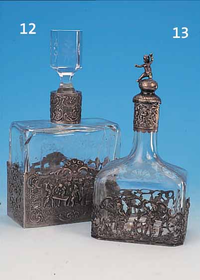 KARAFFE, DEUTSCH, UM 1900, FARBLOSES GESCHLIFFENES GLAS, 800ER SILBERMON-TIERUNG IN DURCHBRUCHARBEIT MIT PERSONEN, H. CA. 22 CM