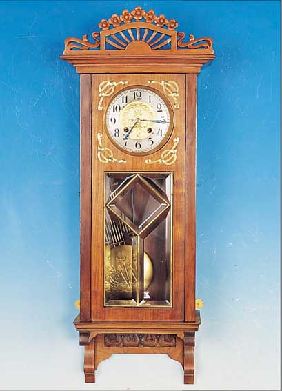 WANDUHR, JUGENDSTIL, WOHL DEUTSCH, UM 1900/10, HELLES VERZIERTES HOLZGEHäUSE, ORIG. AUF- SATZ MIT FLORALEN SCHNITZEREIEN, SCHWUNG- BEREICH DES ...