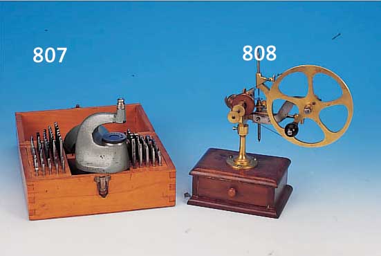 UHRMACHERWERKZEUG, WOHL DEUTSCH, UM 1880/90, SOG. WäLZMASCHINE IN KLEINER AUSFüHRUNG, AUF HOLZSOCKEL MIT LADE U. ZUBEHöR, ...