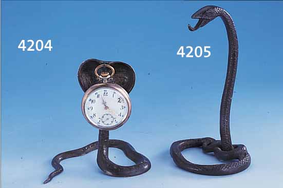 TASCHENUHRENSTäNDER: KOBRA, BRONZE PATINIERT UND VERZIERT, MIT SILBER-TEILVERGOLD. TA- SCHENUHR CA. 20ER JAHRE, EMAILZIFFERBLATT DE- FEKT, ...