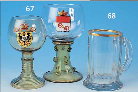 HENKELKRUG, DEUTSCH, 18. JAHRHUNDERT, FARBLOSES GLAS, H. 12 CM, GECSHLIFFEN UND GESCHNITTEN, GOLDSTAFFAGE