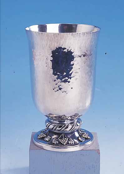 BECHER, DEUTSCH CA. 30/40ER J., 800ER SILBER, REINE HANDARBEIT, KUPPA MIT HAMMERSCHLAG- VERZIERUNG, NODUS MIT KORDELBANDORNAMENT, FUß MIT ...