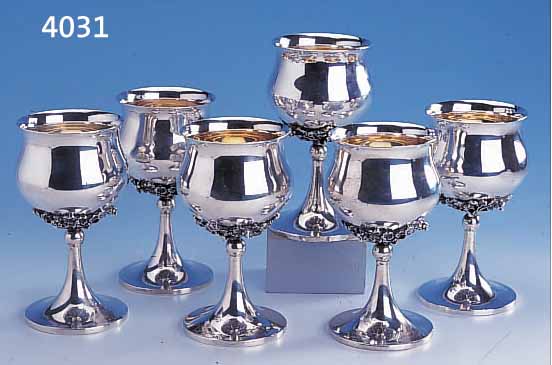 6 WEINPOKALE, 800ER SILBER, INNENVERGOLDET, SEHR SCHöNE AUSF. MIT MODERNEM, Z.T. VOLLPLAS-TISCHEM KUPPABODEN MIT WEINLAUB UND TRAUBEN, ...