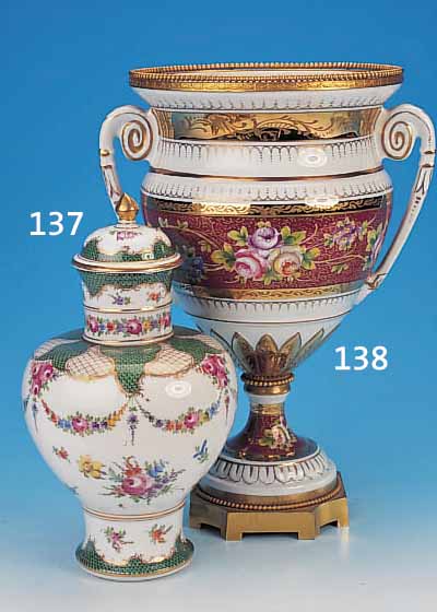 GROßE AMPHORENVASE, 20.JH. PORZELLAN, HANDBEMALT, METALLSOCKEL, H. 43 CM
