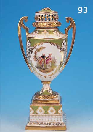 DECKELVASE, DRESDEN, UM 1900, PORZELLAN, UMLAUFEND BUNT BEMALT, GRüNER FOND,BEIDSEITIGE DARST. EINER GALANTEN SZENE IN ...