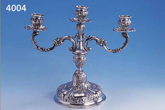 3-ARMIGER KERZENLEUCHTER, DEUTSCH CA. 30ER JAHRE, BAROCKSTIL, REICH RELIEFIERT MIT ROCAILLEN UND BLüTEN, SCHöNE SCHWERE AUSF., ZISELIERT, ...