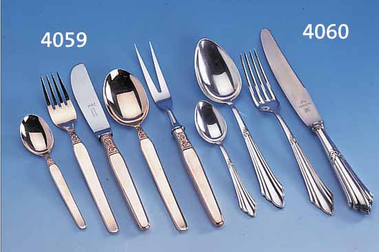 BESTECK FüR 12 PERSONEN, DEUTSCH CA. 60ER JAHRE, METALL ROTVERGOLDET, BEST. AUS: 12 MESSERN MIT STAHLKLINGEN, 12 GABELN, 12 LöFFEL, 12 ...