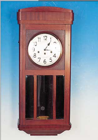 WANDUHR, JUNGHANS, 1920/30, HOLZGEHäUSE, MA-HAGONIFARBEN GEBEIZT, SCHWUNGBEREICH DES PEN- DELS FACETTIERT VERGLAST, ZIFFERBLATT VERSIL- BERT, MASS. ...