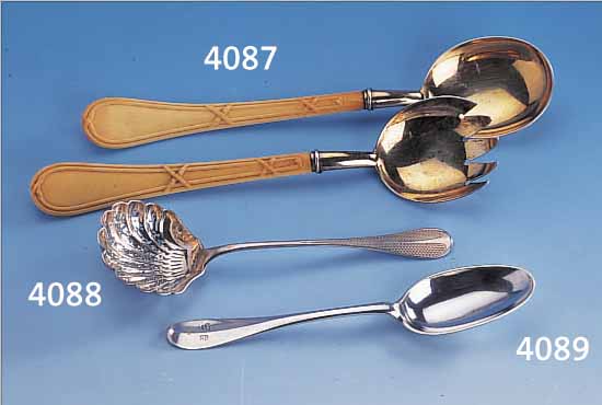 2-TEILIGES SALATBESTECK MIT ELFENBEINGRIFFEN, ÖSTERREICH UM 1870/80, 800ER SILBER VER- GOLDET, SCHöNE SCHWERE AUSF., GRIFFE MIT KREUZBANDDEKOR ...