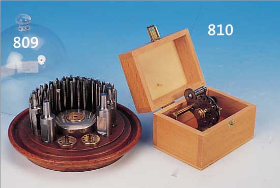 UHRMACHERWERKZEUG, DEUTSCH UM 1900, PUNZEN- SATZ MIT NIETSTöCKCHEN, GEDREHTER HOLZSOCKEL, GLASGLOCKE, 50 PUNZEN, 4 AMBOßE, LIT.: G. JA- COB S. 52 ...