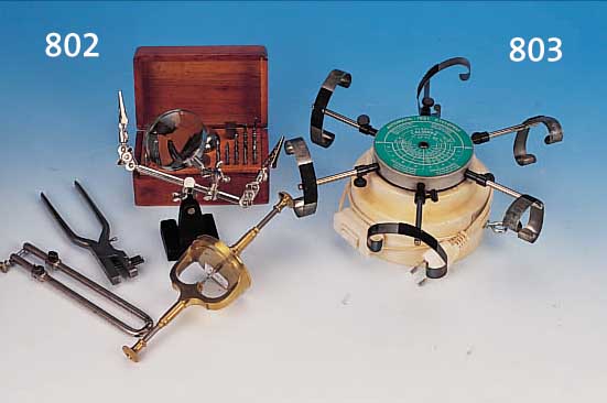 KONV. UHRENMACHERWERKZEUG, A) PUNZENKASTEN IM ORIG. ETUI, 50 PUNZEN, 2 AMBOßE B) HISTO- RISCHER ENTMAGNETISIERER, MIT ALTER ELEKTRIFI-ZIERUNG C) ...