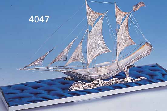 SEGELSCHIFF, PORTUGAL, 900ER SILBER, FILIGRANARBEIT VON GUTER QUALITäT, MAßE CA. 20 X 30 X 4 CM, IM GLASKASTEN