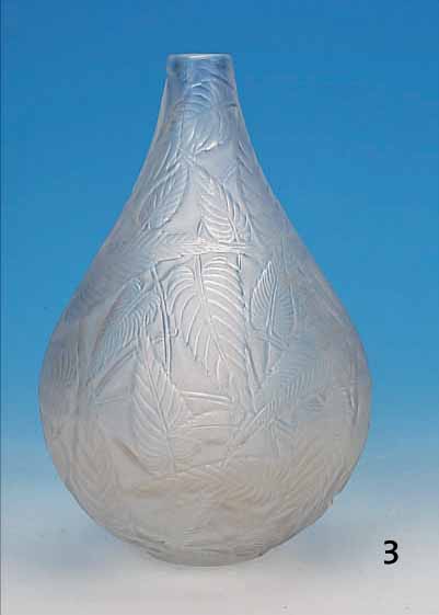 VASE, SIGN. R. LALIQUE, 30ER JAHRE, FARBLOSES RELIEFIERTES UND MATTIERTES GLAS, REICHER BLäTTERDEKOR, LüSTRIERT, H. CA. 25 CM, AM ...
