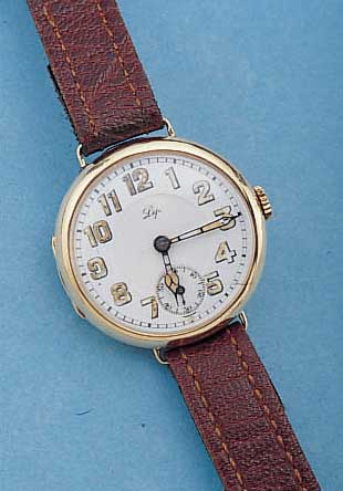 LIP HERRENARMBANDUHR, FRANKREICH UM 1925, GG 750/000, BODEN U. GLASR. M. SCHARNIER, EMAILBL. SIGN., KL. SEK., 16 ST., VERG. ANKER-W., ...