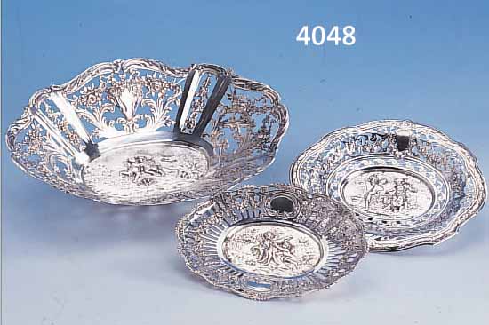 KONVOLUT ANBIETSCHäLCHEN UND -TELLERCHEN, DEUTSCH UM 1900/10, 800ER SILBER, BAROCKSTIL, DURCHBRUCHARBEIT, MITTIG PUTTENSZENERIE, VER. MAßE: 12.5 ...