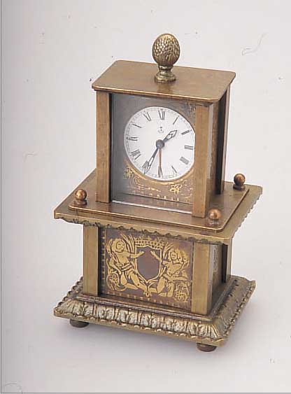 TISCHWECKER MIT SPIELWERK, REPLIKA UM 1900,WOHL NACH VORLAGE VON G. BECKER, MODELL DRESDEN UM 1900, MESSING GEGOSSEN, EMAILFARB. BLATT, ...