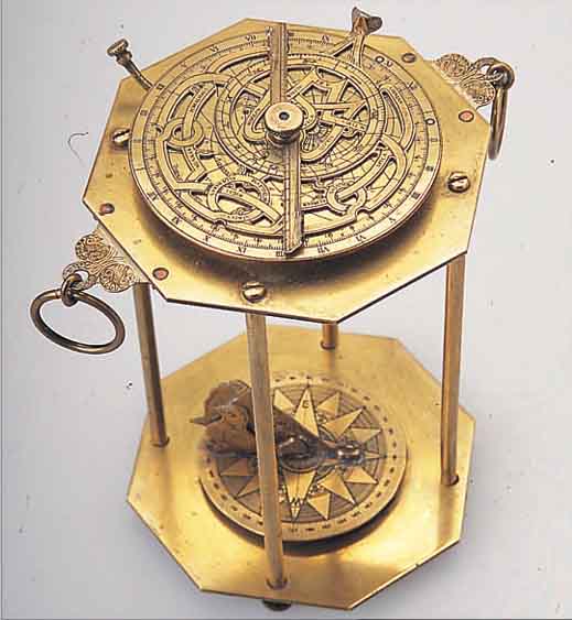 ASTROLABIUM BEZ. BENOIT/ESSAYEUP, NR. 996,5,8-ECKFORM, MESSING IN UNTERER EBENE SONNENUHR M. WINDROSE, IM OBEREN TEIL GESTIRNE M. TIER- ...