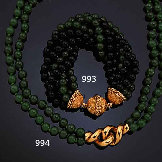 KETTE AUS JADEKUGELN, DEUTSCH 70ER JAHRE, ENDLOS, ZWISCHENTEILE GG 750/000 GEPR., L. CA. 90 CM