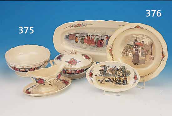 DREI TEILE FAYENCE, SARREGUEMINES, UM 1910, RUNDE SCHüSSEL, KLEINE DECKELTERRINE UND SAUCIERE, BUNT LITHOGRAPHIERT, MIT ALTERS- BEDINGTEN ...