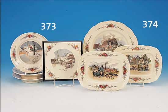 DREI PLATTEN, SARREGUEMINES, UM 1910, FAYENCE, BUNT LITHOGRAPHIERT MIT VERSCHIEDENENBUNTEN SZENEN, SIGN. H. LOUX, 2 PLATTEN JE CA.22 X 28,5 ...