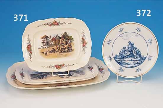 DREI GROßE PLATTEN, SARREGUEMINES, UM 1910, FAYENCE, BUNT LITHOGRAPHIERT, MIT VERSCH. SZENEN, SIGN. H. LOUX, CA. 32 X 25 CM, 38 X 27 CM, 49 X ...