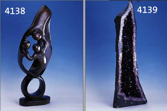 GR. AMETHYSTDRUSE, H CA. 87 CM, SCHLANKE FORM MIT SCHöNER KRISTALLBILDUNG UND FARBE, 2 CHALZEDONEINSCHLüSSE, CA. 25 KG