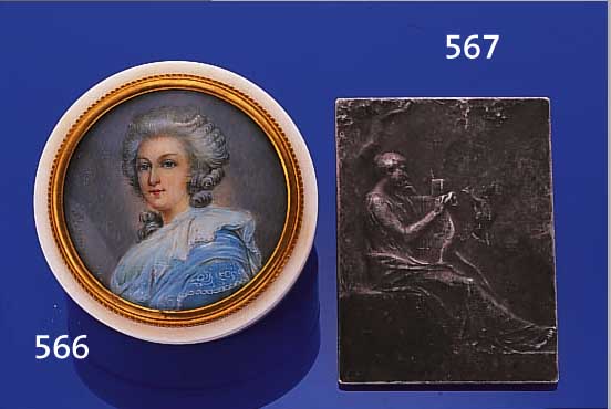 SILBERPLAKETTE, FRANKREICH UM 1900, DARSTELLUNG EINER LYRASPIELENDEN DAME, RüCKS. ROMATISCHE RUINENLANDSCHAFT MIT KüHEN, ...