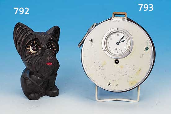 FIGURENUHR, WOHL DEUTSCH, UM 1960/70, GE- SCHNITZTES HOLZ IN FORM EINES HUNDES MIT SICH DREHENDEN AUGEN, WELCHE DIE UHRZEIT ANZEIGEN, RECHTES AUGE ...