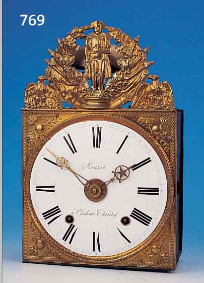 COMTOISE, FRANKREICH, UM 1820/30, GEPRäGTE MESSINGUMRANDUNG MIT GETEILTER SICKE, IM GIE- BEL NAPOLEON I. IN TYPISCHER HALTUNG, UMRANKT VON ...