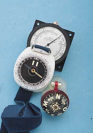 REISE-WANDERMESSGERäTE-KONVOLUT: LAGERBEST./UNGEN., 1X ALTIMETER (BAROMETER U. HöHENMESSER), 1X AUTODREHKOMPAß, 1X ARMBANDKOMPAß, 1X ...