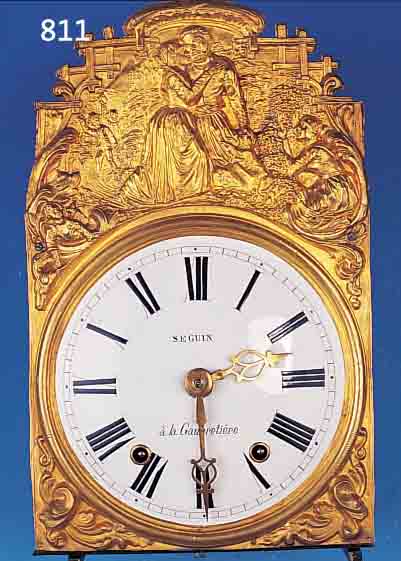COMTOISE MIT VIERTELSTUNDENSCHLAG AUF DREI GLOCKEN, FRANKREICH UM 1870/80, GEPRäGTE MESSINGUMRANDUNG, IM GIEBEL DARSTELLUNG EINER ...