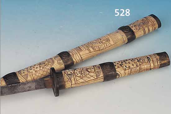 SCHWERT, JAPAN, UM 1890/1900, SCHEIDE UND GRIFF, REICH GESCHNITZT, GERITZT UND BUNT EINGEFäRBT, BRONZEREIFEN, KLINGE LEICHT ...