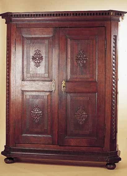 GROßER SCHRANK, SCHWABEN 1790/1810, EICHE MASSIV, SCHNITZEREI AUS VOLLEM HOLZ, ZAHNFRIES MIT AUSBRüCHEN, SEITEN U. FRONT JE- WEILS ...