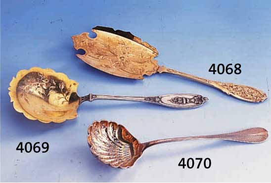ZUCKERSTREULÖFFEL, EMILE PUIFORCAT, FRANKREICH UM 1870/80 950ER SILBER, WELLENGUILLOCHE, PUNZIERT UND NACHGESTOCHEN, RÜCKS. KARTUSCHE MIT ...