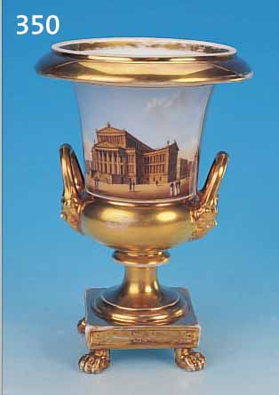 VASE, THüRINGEN, UM 1835, PORZELLAN, REICH VERGOLDET, IN ZWEI KARTUSCHEN SEHR FEINE BUNTE ...