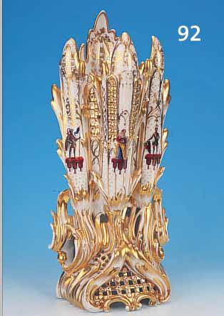 VASE, THüRINGEN, UM 1835-40, PORZELLAN, REICH VERGOLDET, TEILS IN DURCHBRUCHARBEIT, BUNT BEMALT MIT ZWEI RITTERN UND JUNGFRAU, REICHE ...