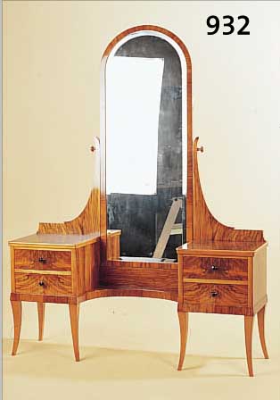 FRISIERTISCH, DEUTSCH 30ER JAHRE, NUßBAUMFURNIER, AUFPOLIERT, FACETTIERTER SCHWENKBARER SPIEGEL, M.: 176X134X35 CM.