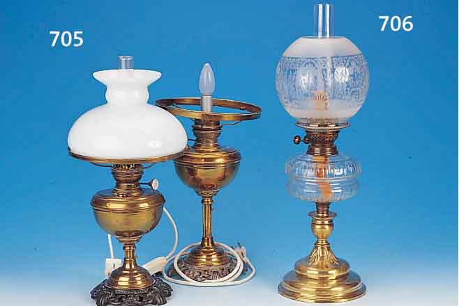 PETROLEUMTISCHLAMPE, DEUTSCH, UM 1900, MESSINGFUß, GLASKORPUS, H. 60 CM, GEäTZTER GLASSCHIRM