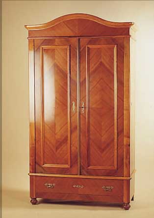 KLEIDERSCHRANK, DEUTSCH UM 1900, NUßBAUMFUR-NIER, EIN BODEN, EINE SOCKELSCHUBLADE, KASSET.TüREN, M.: 196X118X55 CM.