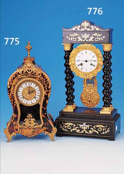 KL. PRUNKPENULE, NEUZEITLICH, UHRENFABRIK HER-LE & SOHN UM 1970/80, NACHGEBAUT IM STILE LOUIS XVI, MESSINGEINLAGEN MASCHINELL BESETZT,VERZIERTE ...