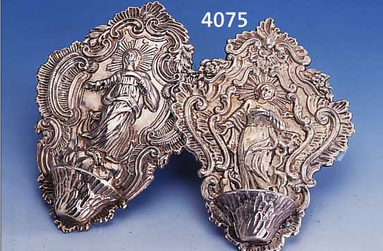 2 SILBER-VOTIVGABEN/WEIHWASSERBEHäLTER, SILBERBLECH GEPRäGT, MIT MADONNENDARST., H CA. 24-25 CM