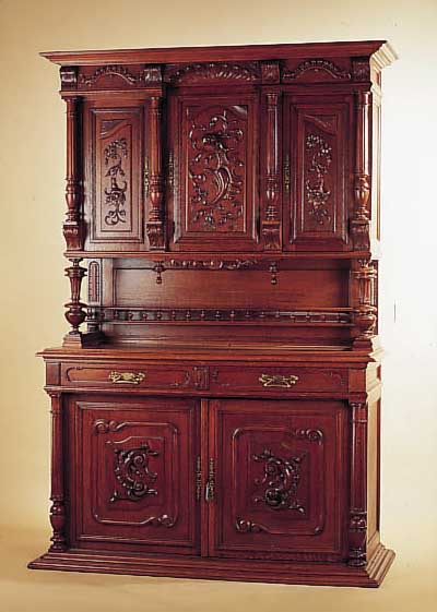 AUFSATZBUFFET, DEUTSCH UM 1890, EICHE MASSIVVERZIERUNGEN Z.T. AUS DEM VOLLEN HOLZ GE- SCHNITZT, BESCHLäGE AN DEN SCHUBLADEN SEK., M.: ...