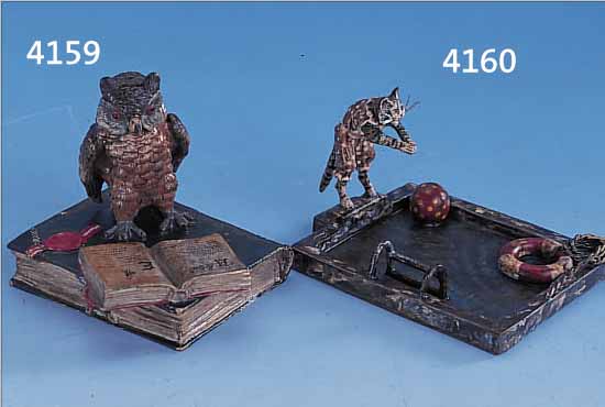 WIENER BRONZE:UHU VOR AUFGESCHLAGENEM BUCH, NATURALISTISCHE DARSTELLUNG, MONOGR.FRANZ BERMANN WIEN, 5,7X6,2X4,5 CM