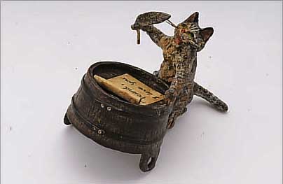 WIENER BRONZE. KATZE SCHREIBT LIEBESBRIEF, NATURALISTISCHE DARSTELLUNG, BT. STAFFIERT, MONOGR. FRANZ BERMANN, WIEN, CA. 3.8 X 3.5 CM