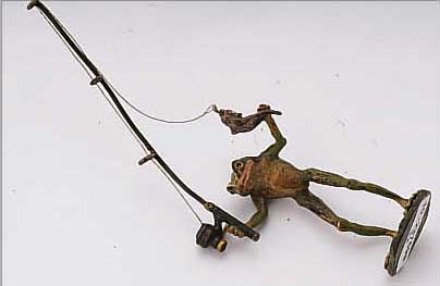 WIENER BRONZE: FROSCH BEIM ANGELN, NATURALISTISCHE DARSTELLUNG, VOLLPLASTISCH, MONOGR. FRANZ BERMANN, WIEN, BT. STAFFIERT, H CA. 15 CM