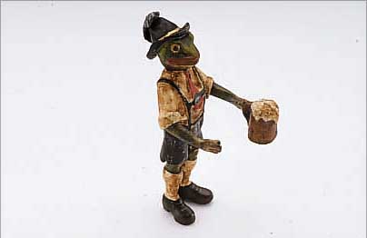 WIENER BRONZE: BAYERISCHER FROSCH IN LEDER- HOSE MIT MAßKRUG, LEBENDIGE DARSTELLUNG, VOLLPLASTISCH, BT. STAFFIERT, H CA. 7 CM, MONOGR. ...