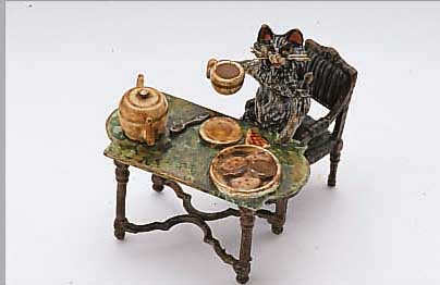 WIENER BRONZE: KATZE AM KAFFEETISCH, VOLLPLASTISCHE LEBENDIGE DARSTELLUNG, BT. STAFFIERT, MONOGR. FRANZ BERMANN, WIEN, CA. 5 X 5 X ...