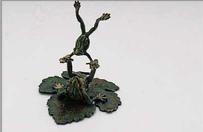WIENER BRONZE. 2 TURNENDE FRöSCHE AUF BLATT, VOLLPLASTISCH, BT. STAFFIERT, LEBENDIGE DARSTELLUNG, H CA. 5.5 CM, MONOGR. FRANZ BERMANN, ...