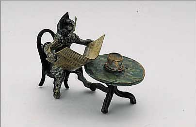 WIENER BRONZE: KATZE AM BISTROTISCH, VOLLPLASTISCHE DARSTELLUNG, BT. STAFFIERT, KATZE BEIM ZEITUNGLESEN, MONOGR. FRANZ BER- MANN, WIEN, ...